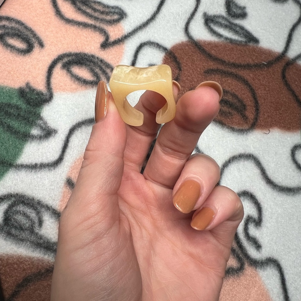 Cream Chunky Acrylic Ring - Picture 4 of 5